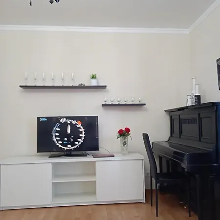 белые на карла маркса 25 Apartment *